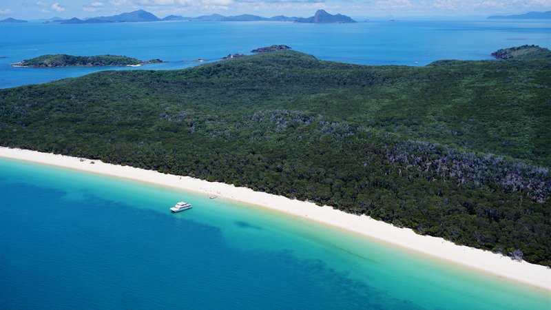 WHITEHAVEN BEACH IN THE BARRIER REEF, AUSTRALIA