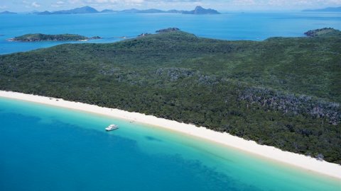 WHITEHAVEN BEACH IN THE BARRIER REEF, AUSTRALIA
